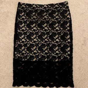 Rue 21. Size Large. Partially Lined Lace Skirt. Elastic Waist. B88.